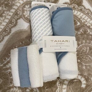 Tahari Baby Blue Hooded Bath Towels and Washcloths Set